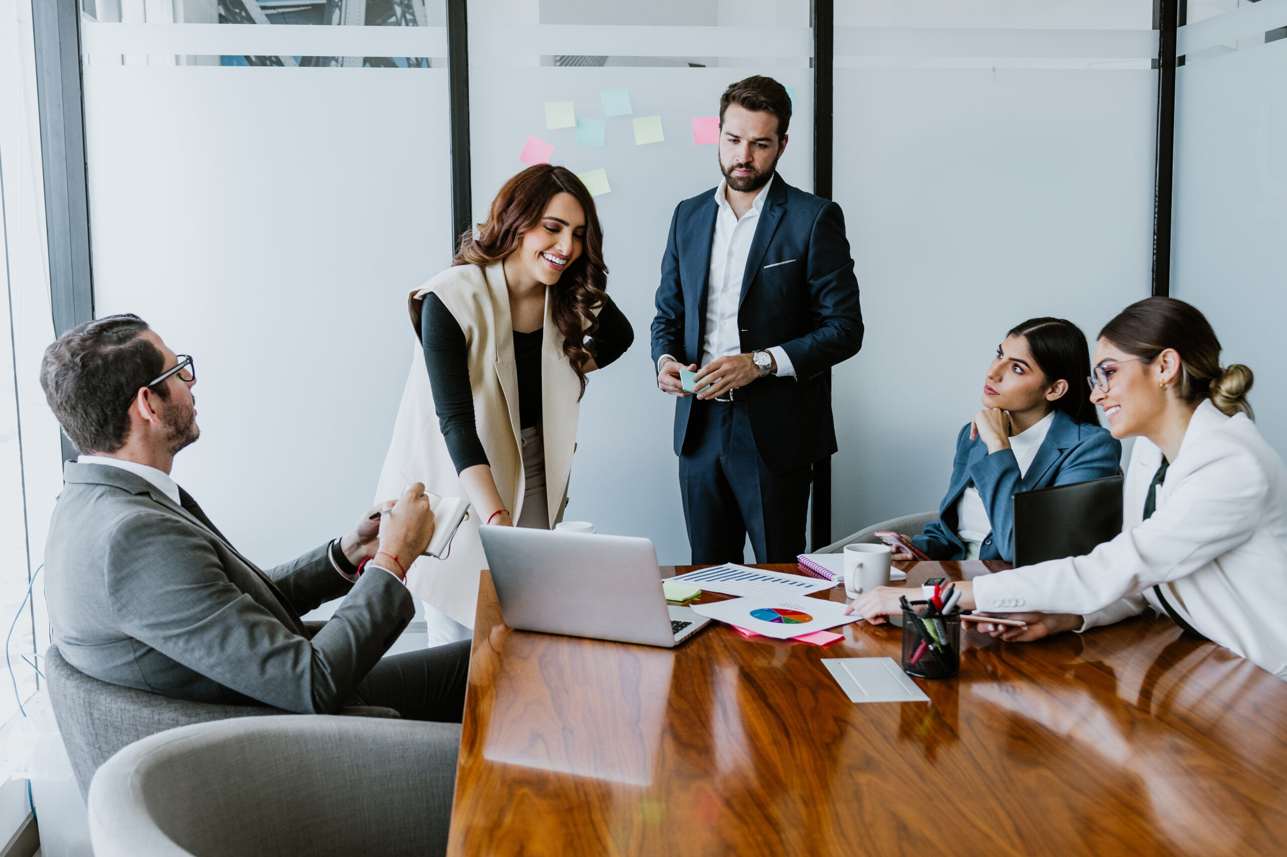 Equipo de consultoría empresarial trabajando en una sesión estratégica